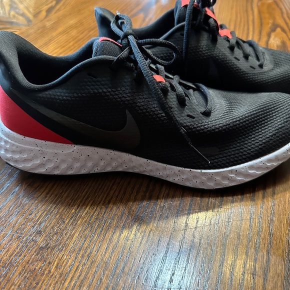 Nike Black and Red Sneakers with Modern Design - Picture 1 of 6